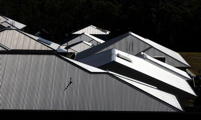 Afternoon Update: PM dismisses push to cap negative gearing; Wellington hostel fire; and video of US guard killing trans man