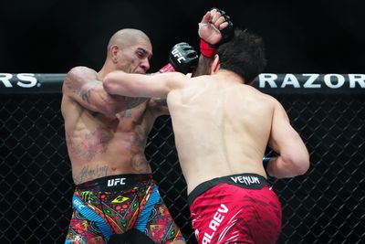 Joe Rogan breaks down how Magomed Ankalaev put Alex Pereira in ‘uncharacteristic position’