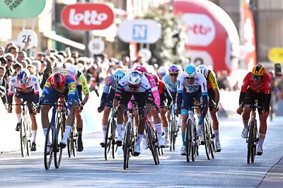 As It Happened - Favourites held up in crash-marred Classic Brugge-De Panne finale