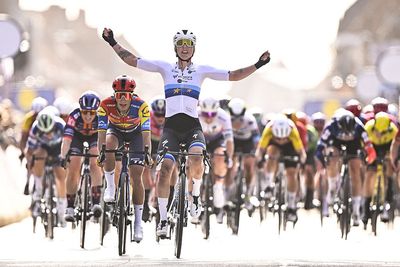 Gent-Wevelgem Women: Lorena Wiebes sprints to repeat victory