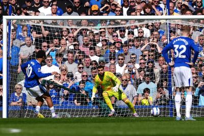 Arsenal’s slim title challenge almost over after Everton draw