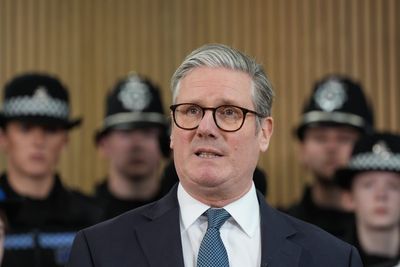 Keir Starmer pledges 3,000 new neighbourhood police officers by start of 2026